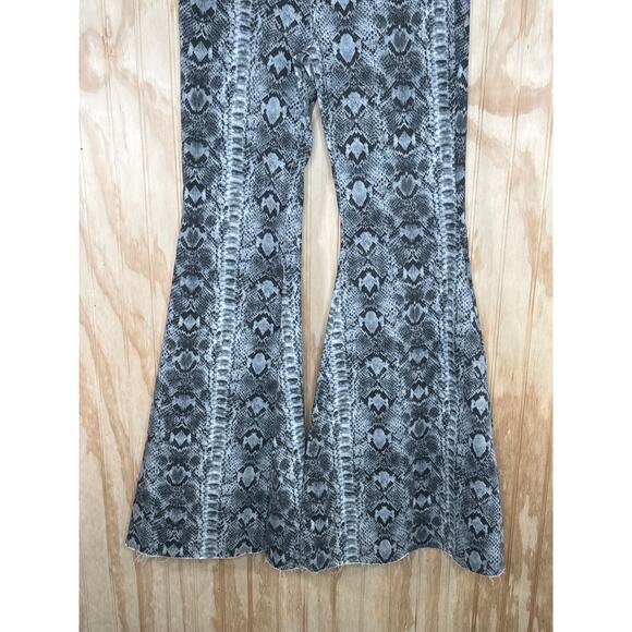 Free People We The Free Snake Print Bell Bottom Flare Jeans Stretch Size 29 - Picture 4 of 7